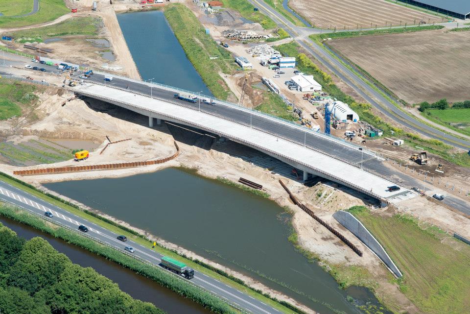 Luchtfoto brug over de Zuid-Willemsvaart in aanleg